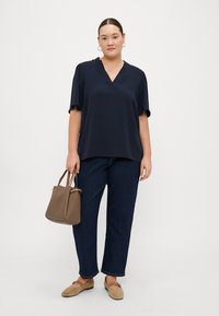 ONLY Carmakoma CARNOEMI LIFE 2/4 V NECK BLOUSE  - Blouse - sky captain