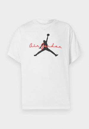 Biała bawełniana koszulka z czarną sylwetką koszykarza i czerwonym napisem "Air Jordan" na piersi. Krótkie rękawy, klasyczny krój.