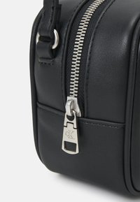 Calvin Klein Jeans SCULPTED CAMERA MONO - Taška s příčným popruhem - fashion black