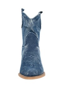 Botas de vaquero de denim azul con punta redondeada, detalles bordados y una suela de goma marrón resistente. Presentan un caña alta con acentos recortados.