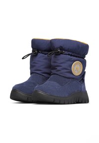 Modré zimní boty s polstrovaným textilním svrškem, stahovací límec, gumovou podrážkou a kulatou logovou nášivkou na boku.