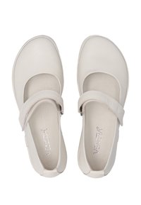 Weiße Leder-Mary-Jane-Schuhe mit abgerundetem Zehenbereich und verstellbarem Riemen. Glatte Textur und minimalistisches Design, geeignet für verschiedene Anlässe.