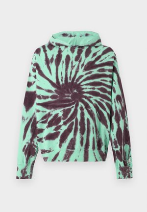 Φούτερ με κουκούλα tie-dye σε απόχρωση μέντας και σκούρο μοβ με μπροστινή τσέπη και μικρή λευκή λεπτομέρεια κειμένου στο στήθος, εμφανίζεται σε απλό φόντο.