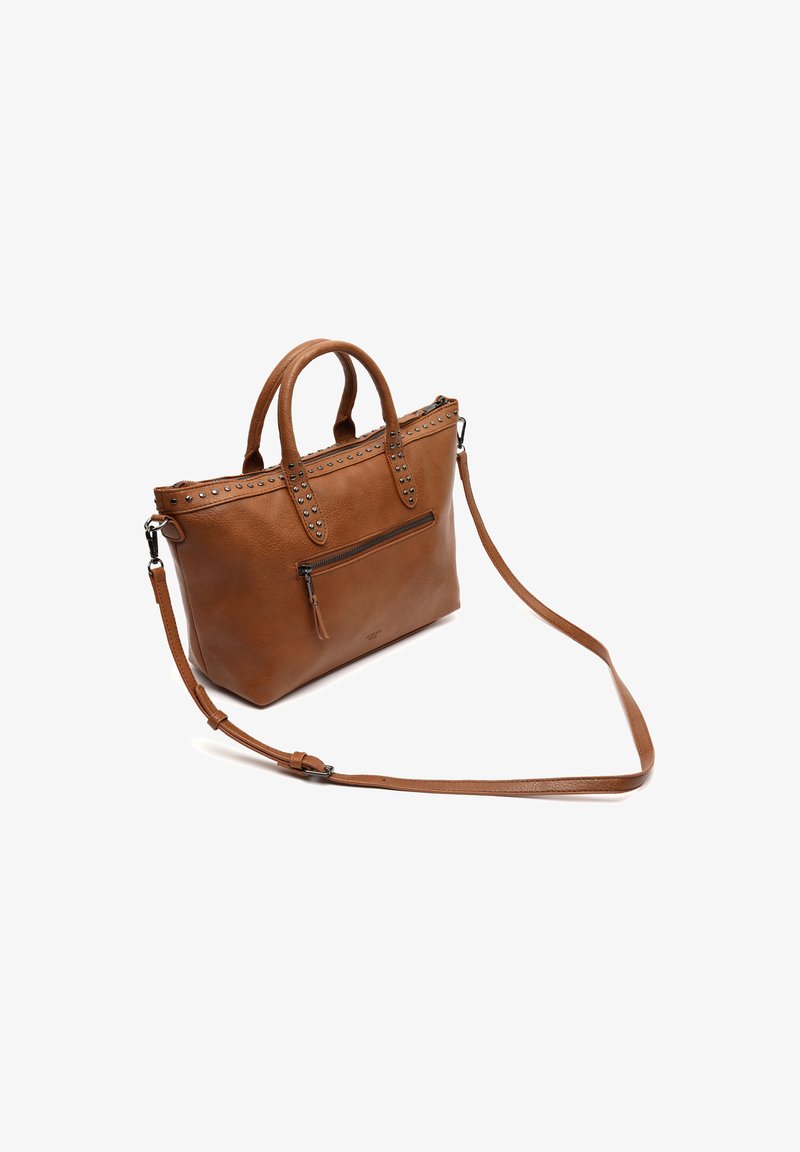 Brun læder tote bag med nittede detaljer, toppuntede håndtag, aftagelig skulderrem og en frontlomme med lynlås. Glat tekstur, struktureret design.