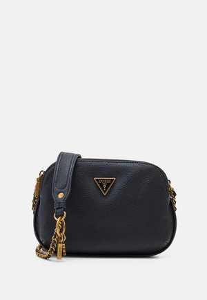 Schwarze, genarbte Leder-Crossbody-Tasche mit goldfarbener Hardware, Kettenakzent und einem dreieckigen Logo-Schild auf der Vorderseite. Verstellbarer Riemen ist im Lieferumfang enthalten.