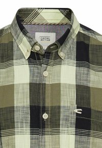 Geko checkered shirt in verschillende tinten groen, zwart en wit. Button-down kraag, lichte stof textuur, decoratieve stiksels en logo detail.