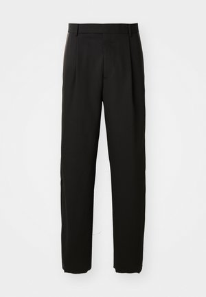 Pantalones negros ajustados con un diseño de corte recto, que presentan un frente plano y una textura de tejido suave.