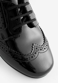 Next BROGUE SCHOOL - Zapatos de vestir - black patent