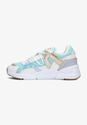 Baskets de sport bleu clair et blanches en matériaux en maille et synthétiques, avec un accent doré, des superpositions texturées et une semelle blanche épaisse.