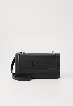 Sac bandoulière en cuir noir avec logo "REPLAY" en relief, design à rabat plié, quincaillerie en argent, bandoulière ajustable et texture lisse.