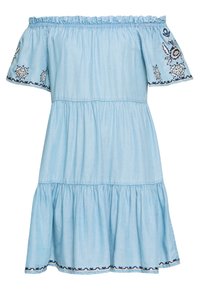 Vaaleansininen olkaimeton mekko, jossa on röyhelökaula-aukko, kerroksellinen hame sekä laivastonsinisiä ja valkoisia kukka-embroidereita lyhyillä hihoilla ja helman reunassa.