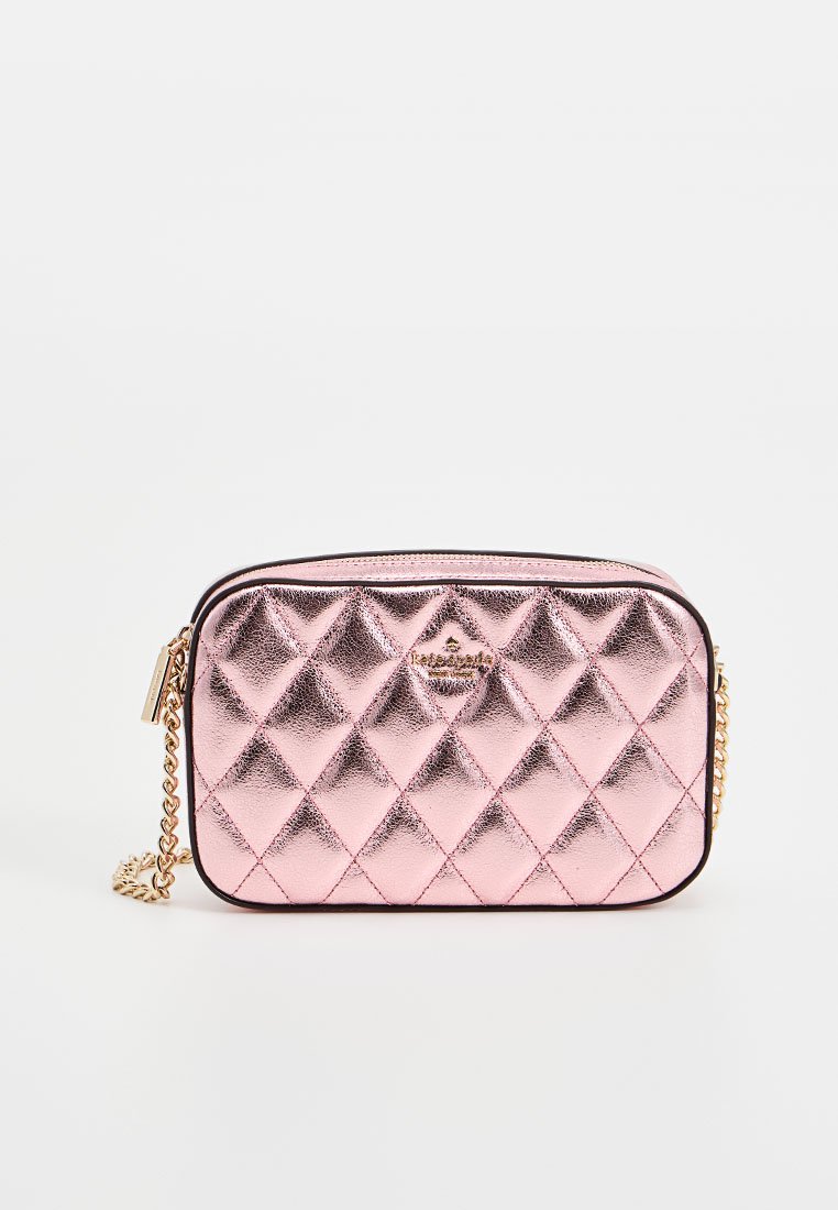 Borsa a tracolla metallizzata rosa trapuntata con tracolla a catena, dotata di chiusura con zip e accento del logo. Texture liscia e forma rettangolare.