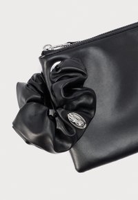 Czarna skórzana kopertówka z marszczonym akcentem, srebrnymi detalami i gładkim wykończeniem; prostokątny kształt z zamkiem błyskawicznym.