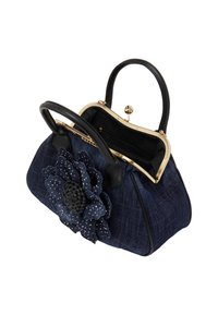 Mørk denim håndtaske med sorte læderhåndtag, guldbeslag og en fremtrædende blomsterdekoration med en tekstureret sort midte.