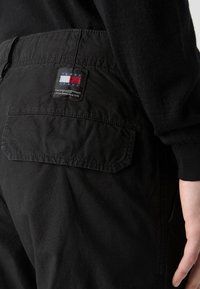 Tommy Jeans ETHAN - Calças cargo - black