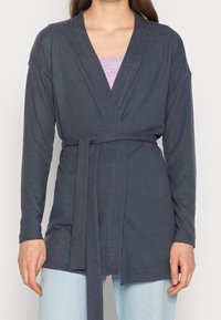 Dunkelgraue Wickelstrickjacke mit langen Ärmeln, einem Bindegürtel und einer lockeren Passform, aus weichem Stoff mit glatter Textur.