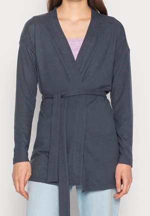 Cardigan incrociato grigio scuro con maniche lunghe, cintura a cravatta e vestibilità rilassata, realizzato in un tessuto morbido con una texture liscia.
