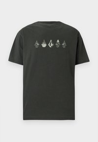 Μαύρο βαμβακερό μπλουζάκι με κοντά μανίκια, διακοσμημένο με γραφικά στυλιζαρισμένων δέντρων και λογότυπο σε ανοιχτό χρώμα στο στήθος. Στρογγυλός λαιμός.