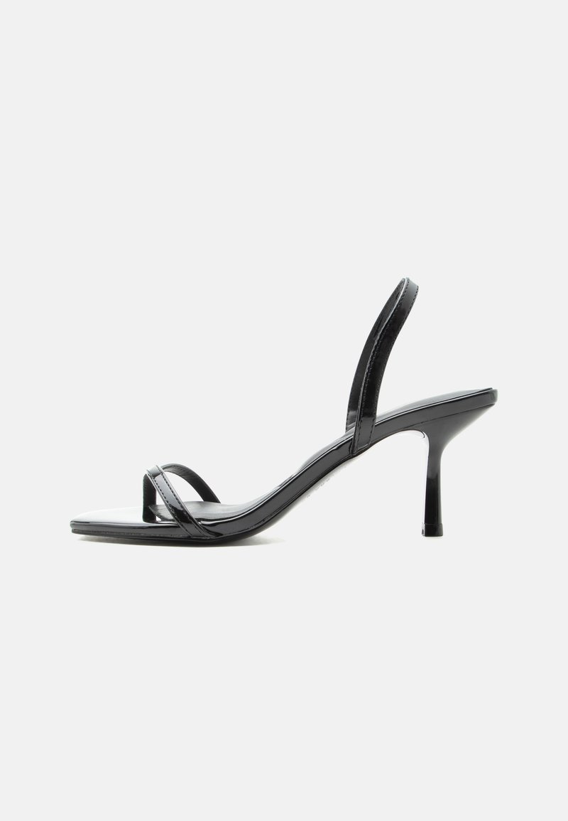 Sandale noire à talon haut avec fines brides au niveau des orteils et de la cheville, finition brillante et talon aiguille fin.