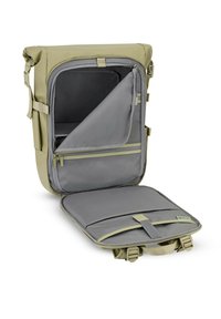 Zaino kaki con un interno grigio imbottito e un ampio scomparto con zip. Presenta una tasca anteriore in rete e spallacci regolabili.