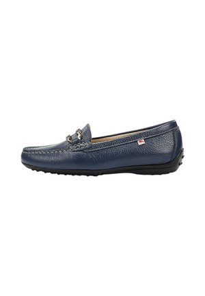 Mocassin en cuir bleu marine avec mors métallique décoratif, détails de couture, et semelle en caoutchouc noire avec crampons antidérapants.