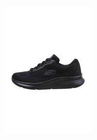 Zapatilla deportiva negra hecha de tejido de malla con una suela texturizada. Presenta cordones, un logo en el lado y un collar acolchado para mayor comodidad.
