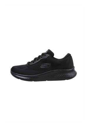 Zapatilla deportiva negra hecha de tejido de malla con una suela texturizada. Presenta cordones, un logo en el lado y un collar acolchado para mayor comodidad.