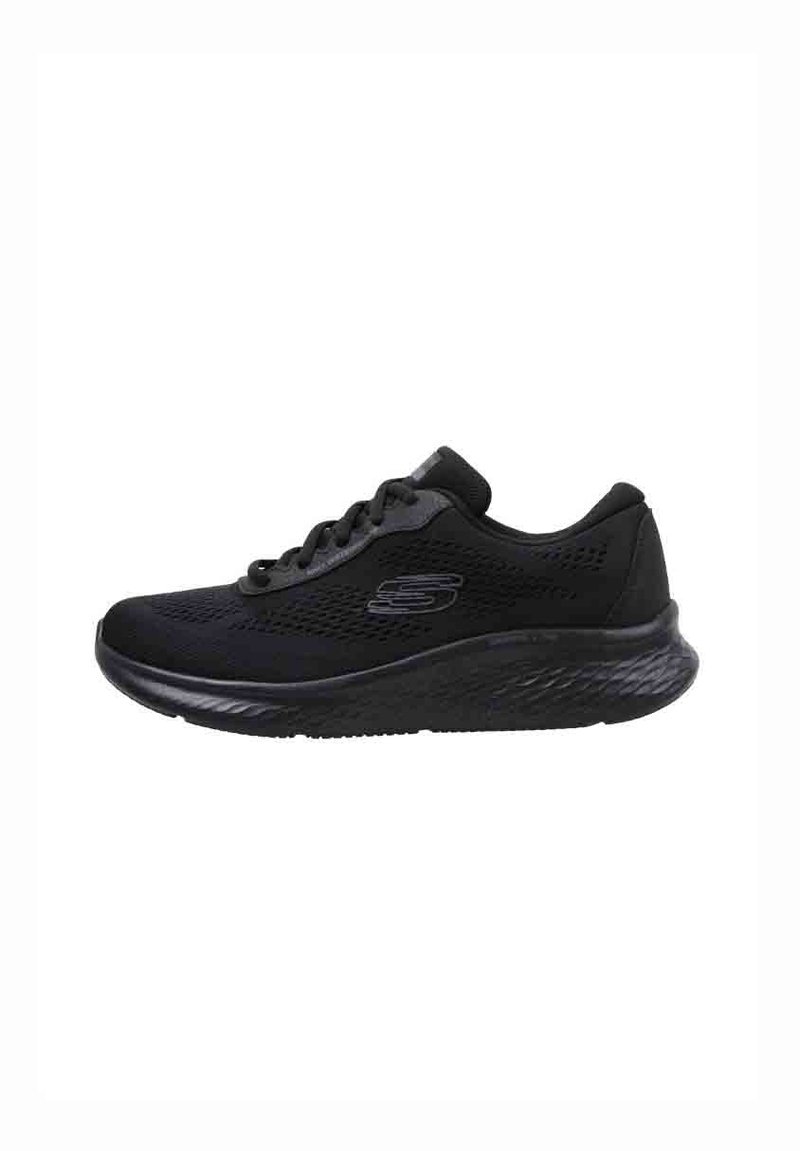 Zapatilla deportiva negra hecha de tejido de malla con una suela texturizada. Presenta cordones, un logo en el lado y un collar acolchado para mayor comodidad.