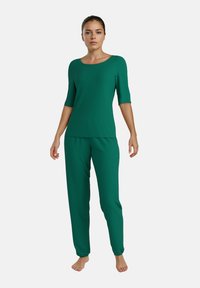 Cyan, geribbeld loungewear set met een top met korte mouwen en een brede halslijn, gecombineerd met bijpassende broeken met een elastische taille.