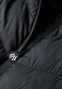 Sección de chaqueta acolchada negra con una textura suave y brillante, costuras visibles y un cierre de cremallera con un tirador circular negro.