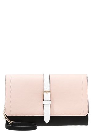 Rechthoekige clutch in lichtroze en zwart met witte gesp en zwart polskettinghandvat.