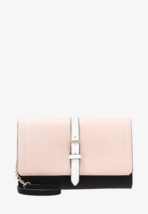 Prostokątna kopertówka w jasnoróżowym i czarnym kolorze z białym paskiem na klamrę oraz czarnym łańcuszkowym uchwytem na nadgarstek.