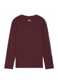 Langärmliges T-Shirt aus dunklem Burgunderstoff. Mit weißem Puma-Logo am Nacken und bedruckten Details entlang des linken Ärmels.