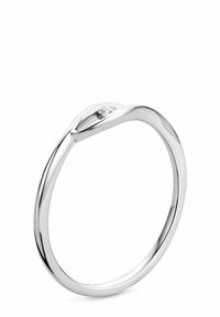 Strieborný prsteň s hladkým, zakriveným dizajnom, ktorý na vrchu zdobí malý, trblietavý diamant v elegantnom, minimalistickom štýle.