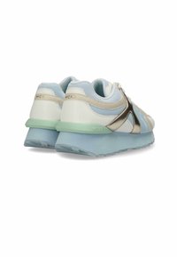 Světlé modro-bílé tenisky s síťovinou, béžovými akcenty a kovovými detaily. Podešev má zelený a světle modrý design.