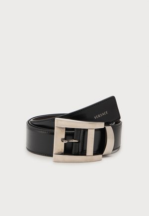 Sort læderbælte med en stor sølvfarvet rektangulær spænde, rullet sammen med mærket Versace synligt på det indvendige bånd.