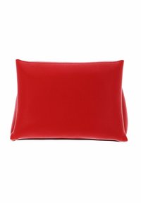 Clutch cuadrado hecho de cuero rojo texturizado, con un acabado liso, bordes redondeados y sin herrajes ni adornos visibles.