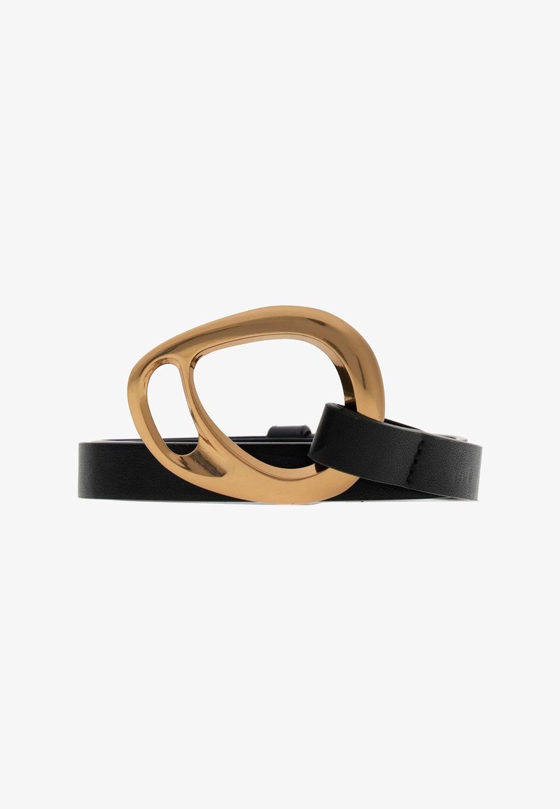 Ceinture en cuir noir avec une boucle surdimensionnée en or abstraite présentant des formes arrondies irrégulières sur fond blanc.