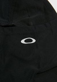 Oakley BACKWOODS BALACLAVA - Megzta kepurė - blackout