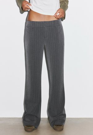 Stradivarius, LOW-RISE SMART TROUSERS WITH BACK DETAIL - Trousers - light grey