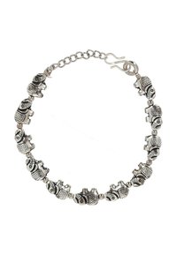 Bracciale d'argento a forma di pesce con accenti texture, alternati a perline rotonde, chiuso con una chiusura e catena regolabile.