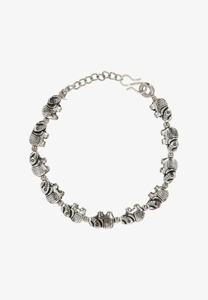 Sølvarmet fiskeformet armbånd med teksturerede detaljer, der skifter med runde perler, sikret med en lås og justerbar kæde.