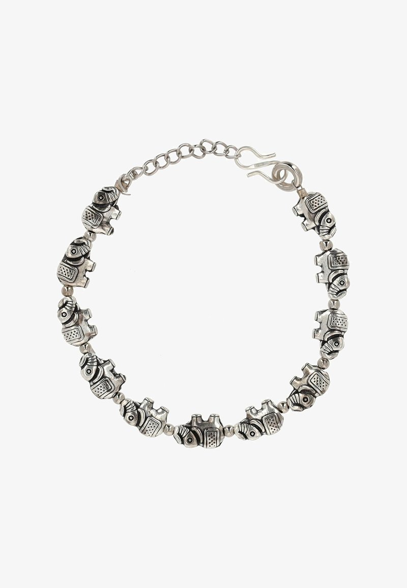 Pulsera plateada en forma de pez con acentos texturizados, alternando con cuentas redondas, asegurada con un cierre y cadena ajustable.