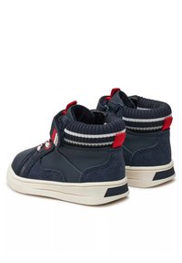 Sneakers high-top blu navy presentano un mix di materiali lisci e testurizzati, un colletto a maglia ondulato con strisce rosse e bianche, e una suola bianca.