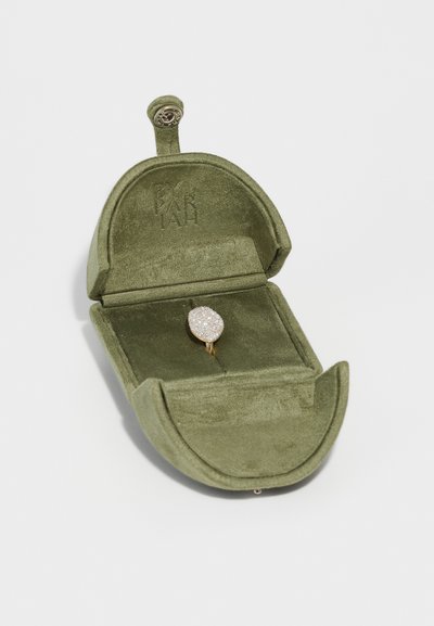 Boîte à bijoux en velours vert avec une bague en or ornée d'une pierre précieuse étincelante en forme ovale à l'intérieur. La boîte a un design arrondi et une fermeture sécurisée.