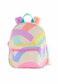 Farverig rygsæk med et glat stof, abstrakte pastelfarvede mønstre i pink, blå, gul og grøn. Indeholder en frontlomme med lynlås og polstrede stropper.