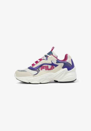 Zapatillas Fila con parte superior en crema y acentos en púrpura y rosa, puntera redondeada, entresuela blanca gruesa y una pestaña en el talón texturizada.