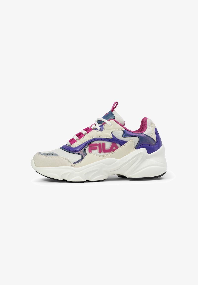 Sneaker Fila con tomaia crema e accenti viola e rosa, punta arrotondata, suola bianca spessa e linguetta del tallone texturizzata.