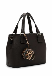 Borsa a tracolla in pelle nera con texture, dotata di doppio manico e una pochette leopardata con zip removibile attaccata da una cinghia.