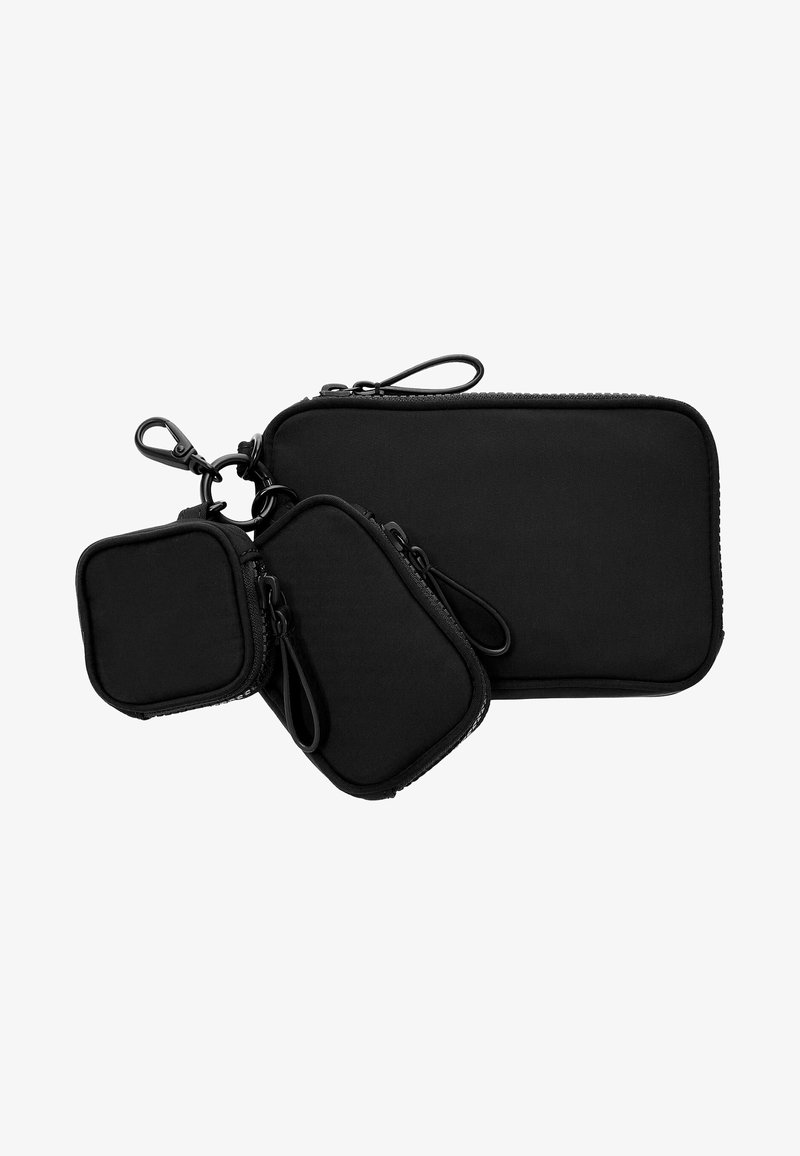 Trois pochettes zippées noires de tailles variées. Fabriquées en tissu lisse avec des accessoires noirs, elles possèdent des boucles pour l'attache.